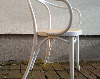 Le Corbusier dining armchairs, Thonet chairs, bentwood Viennese chair, Fully restored with new rattan and White finish, Bentwood classics