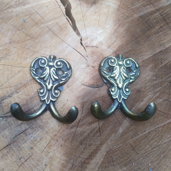 Set of 2 brass victorian style wall coat hooks, towel hangers or vintage cloth hangers, door coat hooks, wall-mounted coat rack