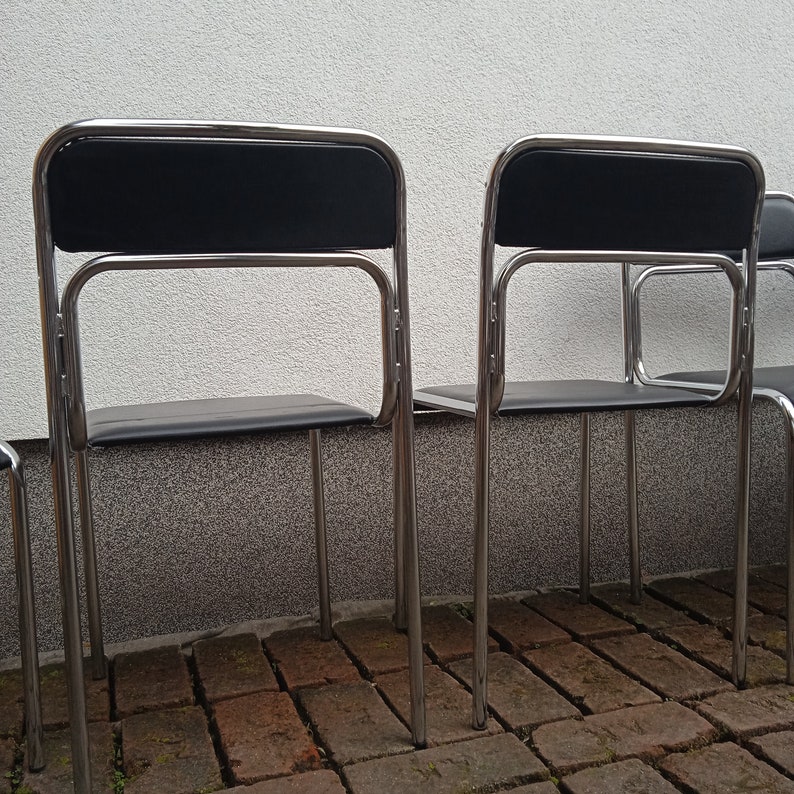 Ensemble de 4 chaises de salle à manger Bauhaus en acier tubulaire chromé et similicuir noir, chaises de salle à manger empilables modernistes vintage des années 1990 image 5