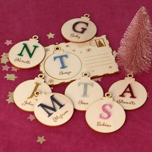 Holzpostkarte mit Weihnachtskugel | Weihnachtsgeschenk | Individueller Name | Verschiedene Farben