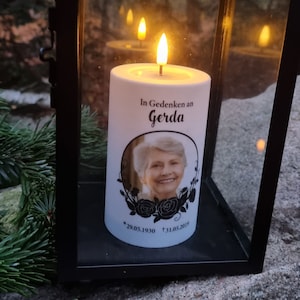 Könnte beinhalten: Weiße Kerze mit einem Foto einer Frau und dem Text "In Gedenken an Gerda * 29.05.1930 † 31.05.2019".