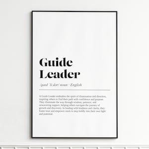 Może przedstawiać: Oprawiony wydruk z napisem "Guide Leader" pogrubioną czcionką. Poniżej znajduje się wymowa fonetyczna i słowo "rzeczownik". Wydruk zawiera definicję Guide Leader.