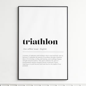Op de afbeelding: Zwart omkaderde print met het woord "triathlon" in vette, zwarte letters. Daaronder de fonetische uitspraak en het woord "zelfstandig naamwoord". De tekst beschrijft de reis van uithoudingsvermogen en veerkracht.