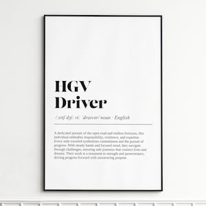 Peut inclure: Impression encadrée en noir avec les mots "HGV Driver" en gras, en noir. La définition du terme est fournie en dessous en plus petit texte. L'impression est sur fond blanc.