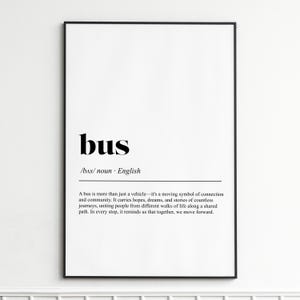Peut inclure: Impression encadrée en noir avec le mot « bus » en gras. La définition en dessous indique « /bʌs/ nom Anglais ». Le texte décrit le bus comme un symbole de connexion et de communauté, porteur d'espoirs et de rêves.
