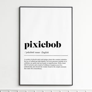 Puede incluir: Un póster enmarcado con la palabra "pixiebob" en negrita negra. Debajo, se muestra la pronunciación fonética y la palabra "sustantivo". El póster incluye una definición de la palabra, que describe su espíritu juguetón y encanto único.