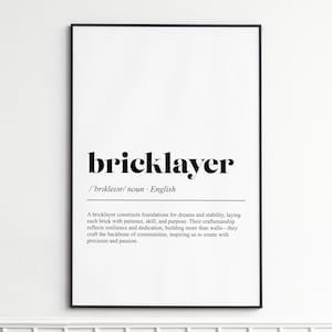 Könnte beinhalten: Schwarz gerahmter Druck mit dem Wort "bricklayer" in fetter Schrift. Darunter sind die phonetische Aussprache und das Wort "Nomen" abgedruckt. Die Definition von "bricklayer" ist darunter abgedruckt.