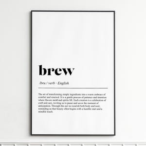 Könnte beinhalten: Schwarz gerahmter Druck mit dem Wort "brew" in fetter Schrift. Darunter sind die phonetische Aussprache und das Wort "Verb" abgebildet. Der Text beschreibt die Kunst der Transformation.