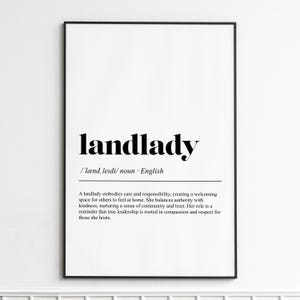 Op de afbeelding: Een zwart omkaderde print met het woord "landlady" in een vetgedrukte lettertype. Daaronder de fonetische uitspraak en het woord "zelfstandig naamwoord". De print bevat ook een definitie van het woord.