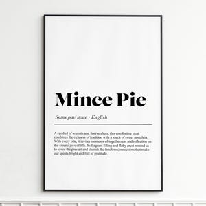 Puede incluir: Impresión enmarcada en negro con la palabra "Mince Pie" en negrita. Debajo, una definición y una descripción del postre están impresas en negro sobre un fondo blanco. El marco es negro.