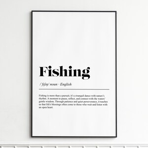 Puede incluir: Un cartel enmarcado con la palabra "Fishing" en negrita negra. Debajo, se muestra la pronunciación fonética y la palabra "English". El cartel incluye una definición de pesca, escrita en texto negro sobre fondo blanco.
