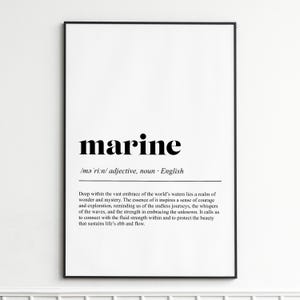 Op de afbeelding: Een ingelijste print met het woord "marine" in vette, zwarte letters. Daaronder staat de definitie in kleinere zwarte tekst. De print staat tegen een witte achtergrond, met een zwarte lijst.