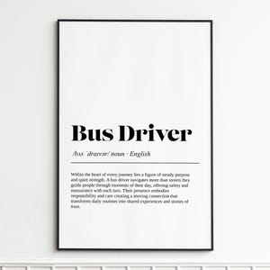 Peut inclure: Impression encadrée en noir avec le mot "Bus Driver" en gras. En dessous, la prononciation phonétique et le mot "nom" sont affichés. Le texte décrit le rôle d'un chauffeur de bus.