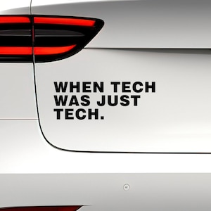Könnte beinhalten: Ein weißes Auto mit einem schwarzen Vinyl-Aufkleber, auf dem "Als Technik einfach nur Technik war." steht.