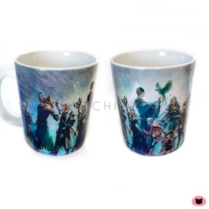 Puede incluir: Taza de cerámica blanca con una imagen colorida de un grupo de personajes de un videojuego de fantasía. Los personajes están de pie en un paisaje nevado con un cielo azul de fondo.