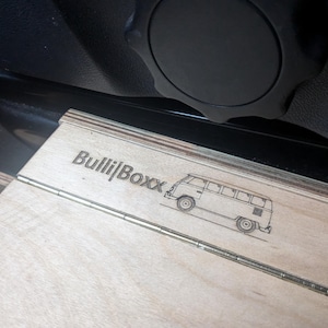 May include: A wooden box with a laser-engraved design of a vintage van and the text "Bulli|Boxx".
