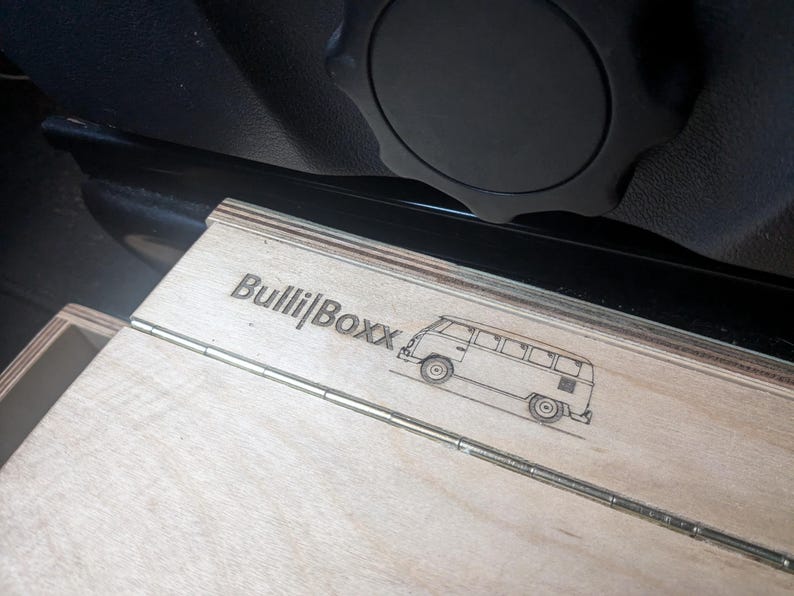 May include: A wooden box with a laser-engraved design of a vintage van and the text "Bulli|Boxx".