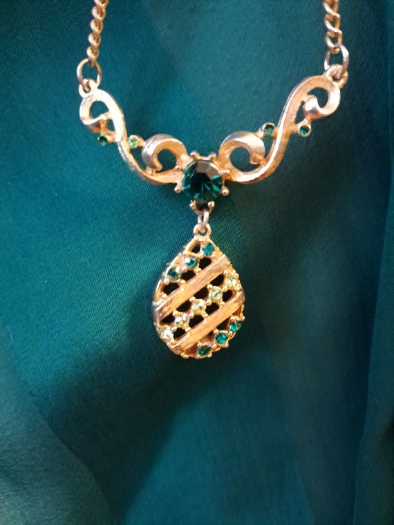 LOVELY NECKLACE w/ Green Stones