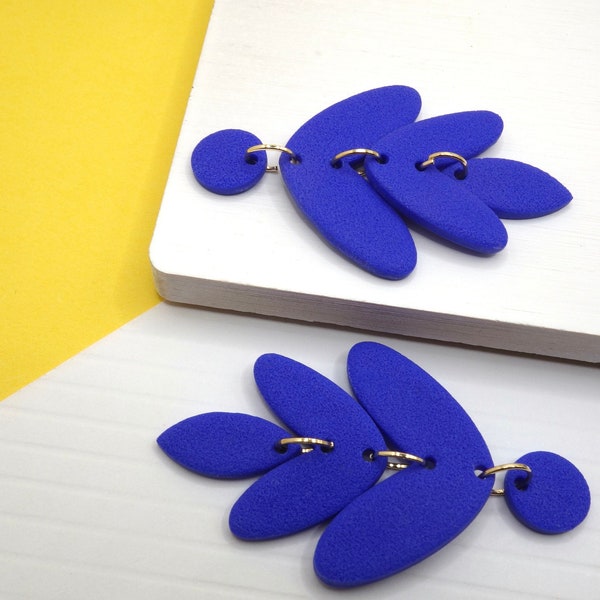 Longues boucles d'oreilles bleu roi, inspiration Henri Matisse, Grandes boucles d'oreilles pendantes bleu électrique texture mat, Fait main