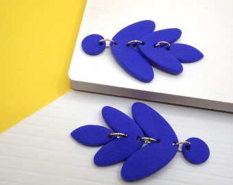 Longues boucles d'oreilles bleu roi, inspiration Henri Matisse, Grandes boucles d'oreilles pendantes bleu électrique texture mat, Fait main