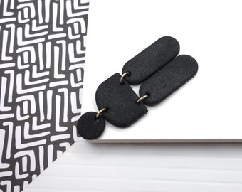 Longues boucles d'oreilles géométriques monochrome noires, légères et tendances, Bijou artisanal minimaliste et original fait main en France