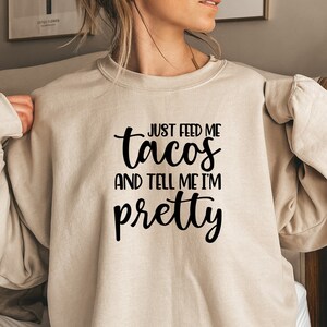 Foodie SVG, nutrimi solo tacos e dimmi che sono carino Svg, cibo divertente Svg, camicia Taco SVG, Sassy Svg, divertenti Svg