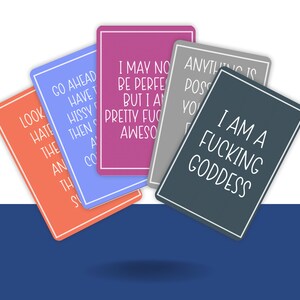 Puede incluir: Cinco tarjetas coloridas con citas motivacionales. Las citas son: "Look hate the hiss", "Go ahead have the hiss then go", "I may not be perfect but I am pretty fucking awesome", "Anything is possible you just have to", "I am a fucking goddess".