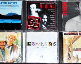 以下が含まれることがあります： プラスチックケースに入った6枚の音楽CDコレクション。アルバムには「スタンド・バイ・ミー」、「フィラデルフィア」、「アニー・レノックスのメデューサ」、「サイモン＆ガーファンクルのグレイテスト・ヒッツ」、「ジェネシスのターン・イット・オン・アゲイン」、「スティーヴィー・ワンダーのインナーヴィジョンズ」が含まれ、それぞれのオリジナルジャケットが描かれています。