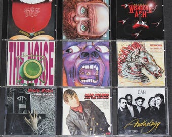 以下が含まれることがあります： Gong、Spooky Tooth、Echo & the Bunnymen、Gentle Giant、Wishbone Ash、Peter Hammill、King Crimson、Warhorse、Gentle Giant、Eric Burdon、Can、Cressida、Babe Ruth、Gongなどのアルバムカバーを含む、グリッド状に配置された14枚の音楽CDのコレクション。