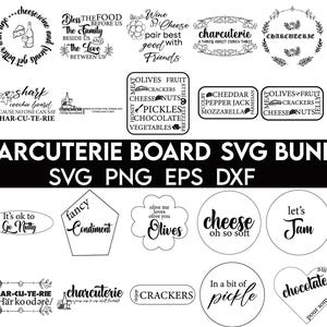 Könnte beinhalten: Eine Sammlung von schwarz-weißen SVG-Designs zum Thema Charcuterie. Enthält Textgrafiken mit Sätzen wie "Charcuterie Board SVG Bundle", "Käse", "Oliven" und andere Lebensmittelbezogene Wörter. Ideal für Bastelprojekte.