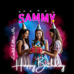 Może przedstawiać: Cyfrowa ilustracja przedstawiająca trzy kobiety w czapeczkach urodzinowych wręczające prezent. Słowo "SAMMY" jest wyświetlane na r&oacute;żowo nad nimi, z napisem "Happy Birthday" poniżej. Tło ma r&oacute;żowe i niebieskie odcienie.