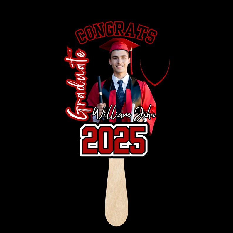 K&ouml;nnte beinhalten: Ein roter und wei&szlig;er Partyartikel zum Abschluss mit einem Foto eines Absolventen in Kappe und Robe. Der Artikel sagt "Congrats Graduate" und "2025" in roter und wei&szlig;er Schrift. Der Name des Absolventen ist "William John".