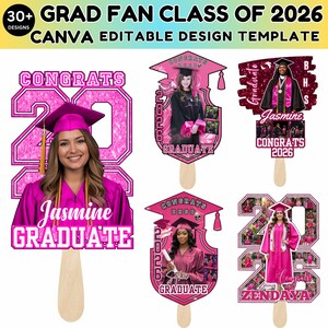 Könnte beinhalten: Rosa Abschlussfächer mit Fotos und Text. Die Fächer zeigen den Text "CONGRATS 2026 GRADUATE" und Namen wie "Jasmine" und "Zendaya". Oben im Bild steht "30+ GRAD FAN CLASS OF 2026 CANVA EDITABLE DESIGN TEMPLATE".