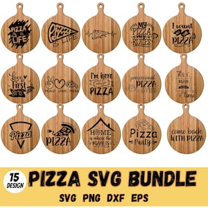 Op de afbeelding: Een set van 15 digitale snijbestanden met pizza-thema's. De ontwerpen worden weergegeven op een houten achtergrond en bevatten zinnen als "Pizza is Life", "Ik ben hier alleen voor pizza" en "Thuis is waar de pizza is".