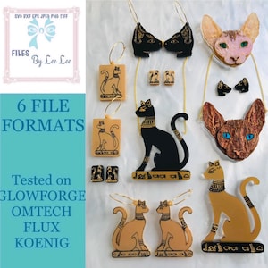 Pode incluir: Um conjunto de brincos, colares e pingentes de gato cortados a laser. Os designs apresentam gatos pretos, dourados e castanhos com detalhes intrincados. Os brincos são de estilo argola e os colares têm um design de elo de corrente. Os pingentes têm a forma de um gato e têm um acabamento dourado.