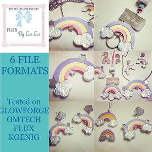 Könnte beinhalten: Ein Set an Regenbogen-Schmuck mit einer Halskette, Ohrringen und einem Schlüsselanhänger. Der Regenbogen besteht aus lila, gelben und rosa Streifen mit weißen Wolken und silbernen Sternen. Der Schlüsselanhänger hat ein Schild mit der Aufschrift "Miss Russell".