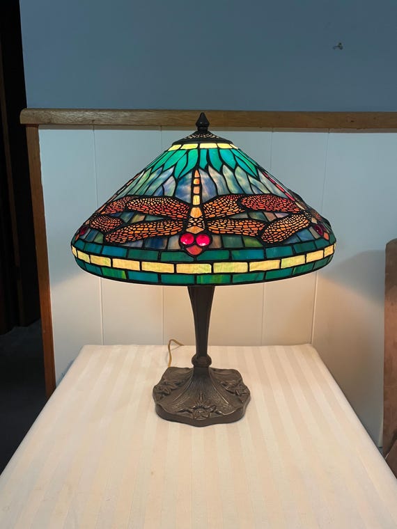 高さ20インチのトンボ柄ティファニースタイルステンドグラスランプ