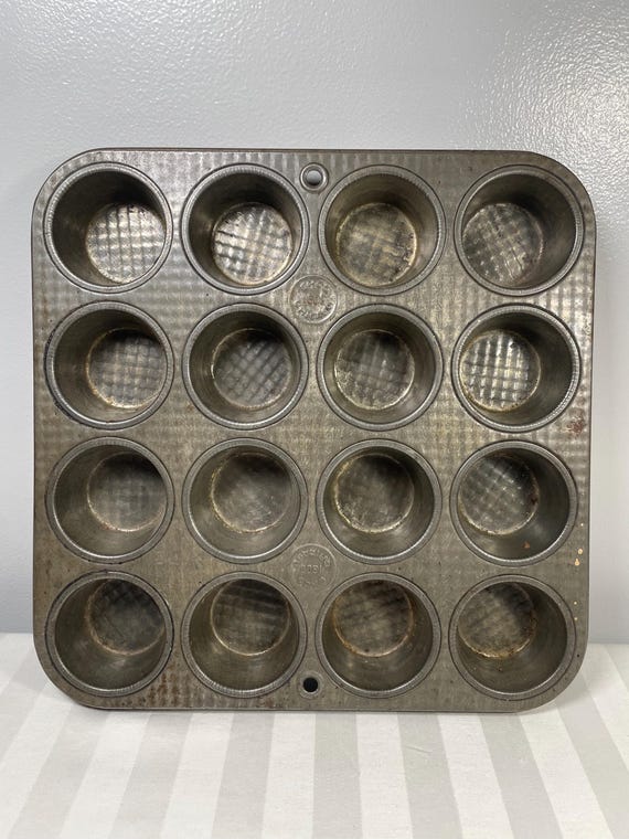 EKCO 1608 Chiaho 16 Cup Muffin Tin Baking Cooking Kitchen Decor