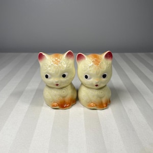 Enesco Cats with Floral Etched Design Salt and Pepper Shakers Made in Japan