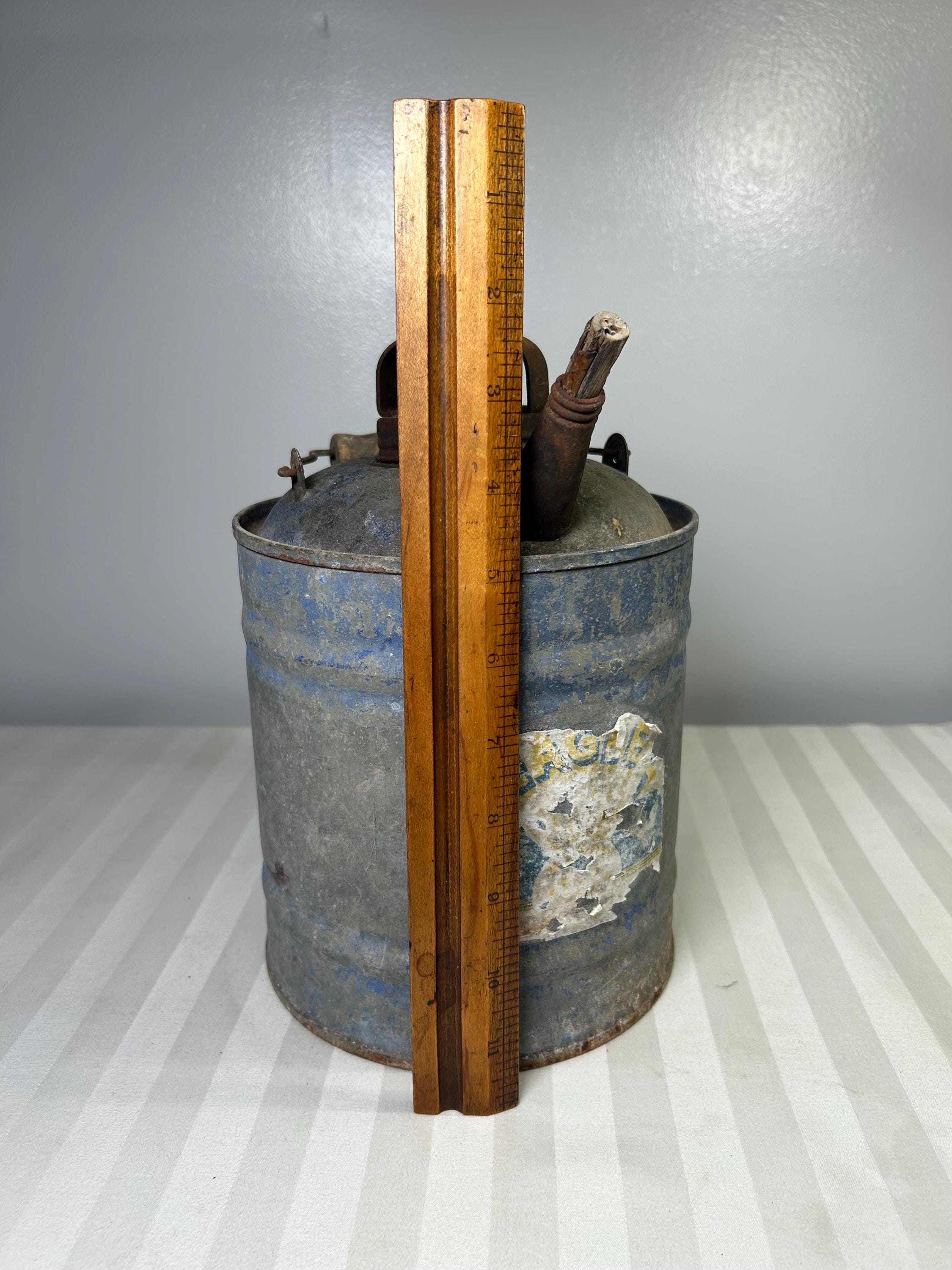 アンティークイーグルメタル亜鉛メッキ灯油ガス缶（木製ハンドル付き