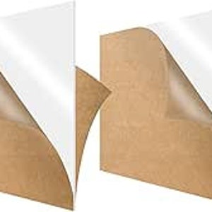 Peut inclure: Deux feuilles de plastique transparent avec un dos adhésif, chacune avec un dos en papier brun.