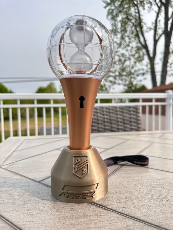 ATEEZ OFFICIAL LIGHT STICK VER.2 トレカ付き 51UMpb+tlPL._UF350,350_QL80_.jpg