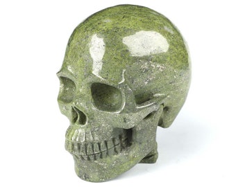 Asiatischer grüner Pyrit, Schädelskulptur mit Wirbelsäule / Lithotherapie / Dekoration / Eitelkeit, Cranio, Schädel, Kristallschädel