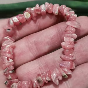 Peut inclure: Un bracelet en pierres précieuses rose et blanc composé de petites perles de forme irrégulière.