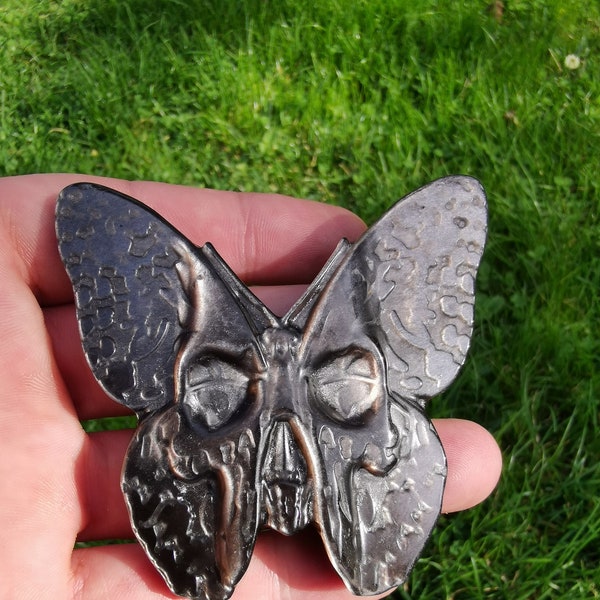 Papillon / Sphynx Tête de mort , sculpté en Obsidienne Argentée