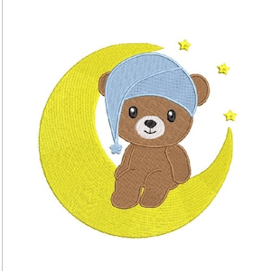 Op de afbeelding: Een bruine teddybeer met een blauwe slaapmuts zit op een gele halve maan. Vier gele sterren zijn rond de maan verspreid.