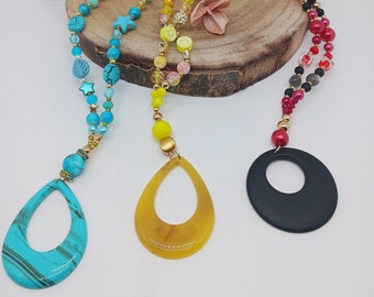 Collares de mujer modernos.