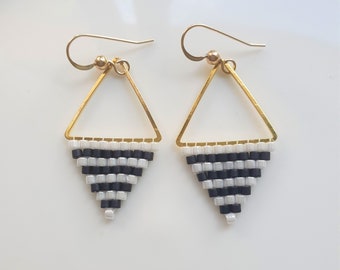 Black and White Beaded Earrings, Triangle Earrings, Boho Style Beaded Jewelry, Seed Bead Earrings, Geometric Earrings, Stirpes Earrings