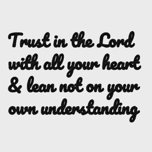 Könnte beinhalten: Schwarzer Schriftzug auf weißem Hintergrund. Der Text lautet: „Vertraue auf den Herrn von ganzem Herzen und verlass dich nicht auf deinen eigenen Verstand.“