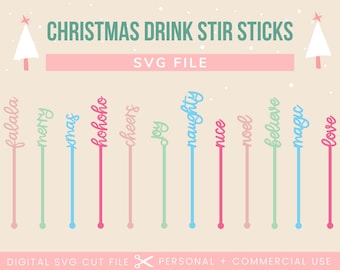 Op de afbeelding: Een digitale download van 12 kerstthema SVG-bestanden voor drankroerstaafjes. De woorden "falala", "merry", "xmas", "ho ho ho", "cheers", "joy", "naughty", "nice", "noel", "believe", "magic" en "love" zijn geschreven in een speels lettertype en worden weergegeven op een lichtbeige achtergrond.